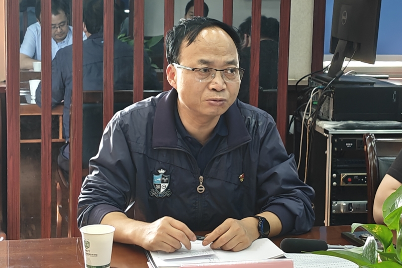男人坐在桌子前描述已自动生成 男人坐在桌子前描述已自动生成