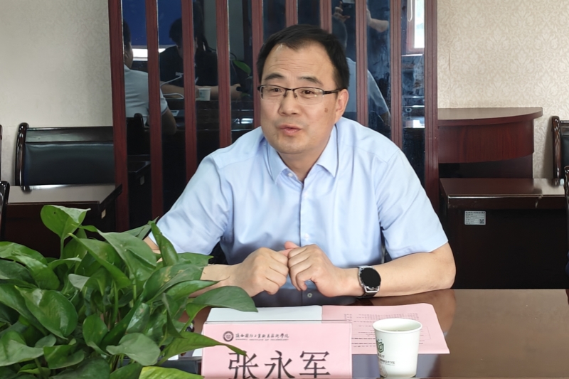 男人坐在桌子前描述已自动生成 男人坐在桌子前描述已自动生成
